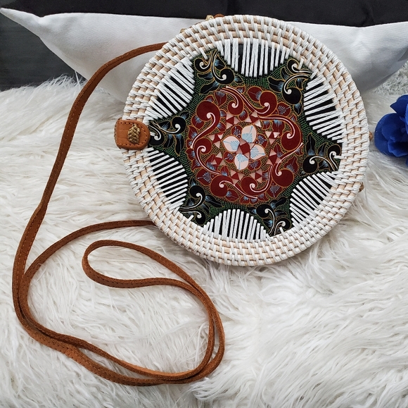 🔥🔥NWT Med Size Round Handwoven Rattan Wht Bag - Picture 2 of 6